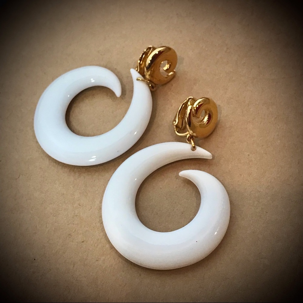 Sarah Coventry Curly Cue White Lucite Dangle Vintage Drop Clip Retro Earrings